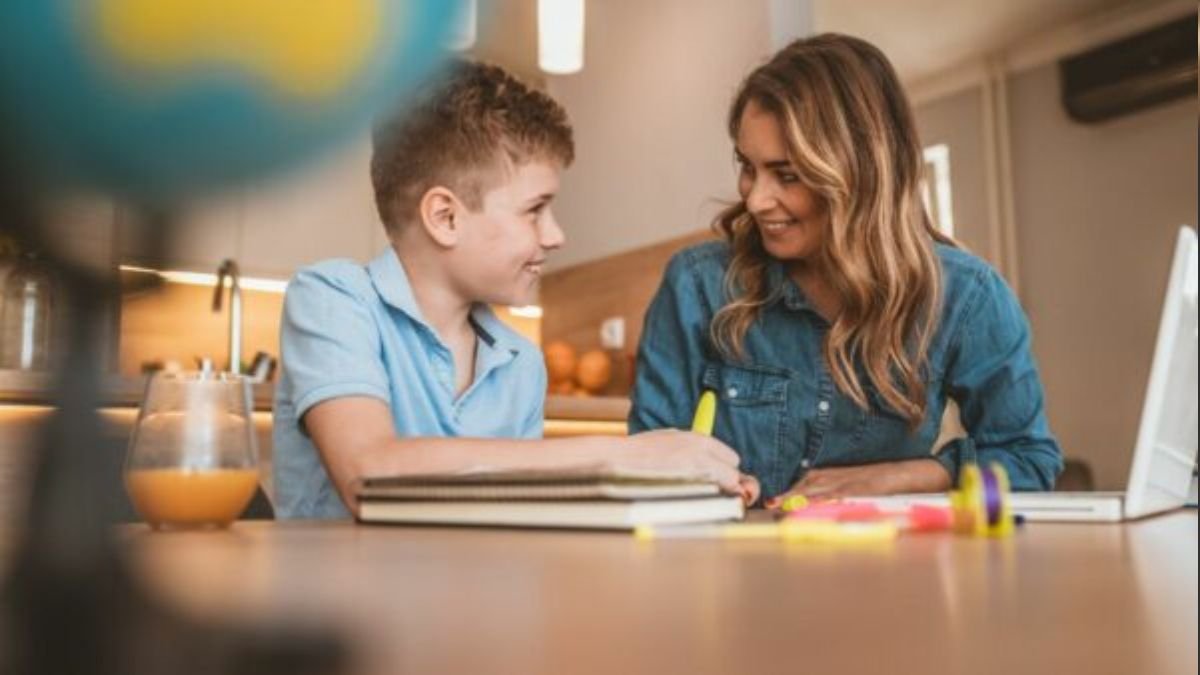 mother and son laptop newspage